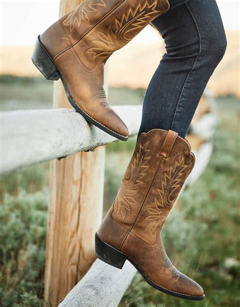 toe cowboy boots womens