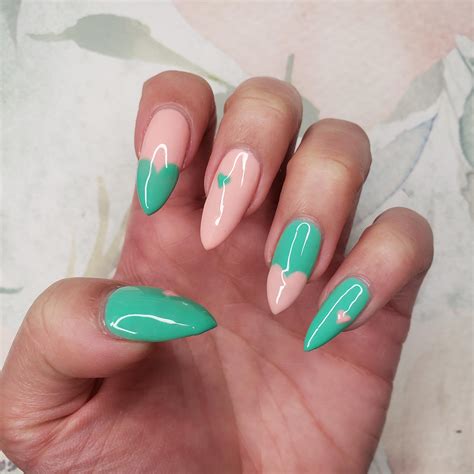 Obsessed with this color combo. Just in time for Valentine's days : Nails