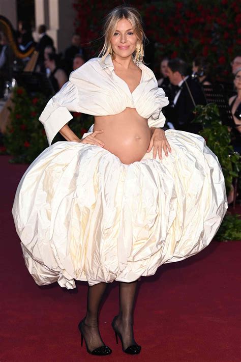 Sienna Miller revela su embarazo en Vogue World 2023 - Revista Velvet