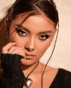 21 Flattering Haircuts For Round Faces - Inspiring Hair