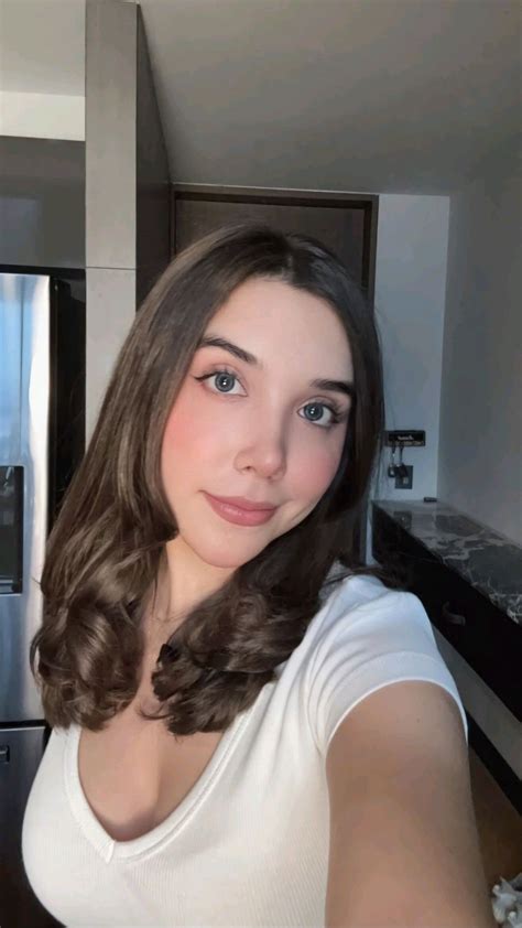 Beth Cast ♡ en 2025 | Mujeres famosas, Cortes de cabello corto, Fotos