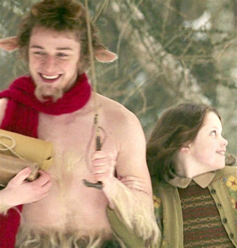 Mr. Tumnus and Lucy - The Chronicles of Narnia: The Lion, The Witch and