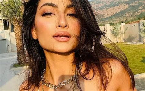 Palak Tiwari Goes BRALESS As She Flaunts Cleavage In Latest Smoking Hot ...