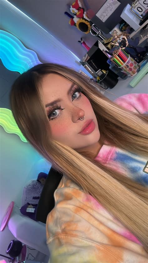 AriGameplays: Sexy Mexican Multimedia Streamer and Model | OnlyFans 