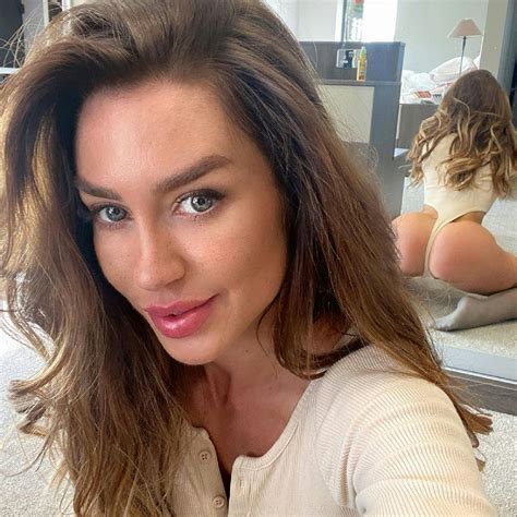 Wie Sharon Stone in Basic Instinct: Influencerin lässt tief blicken