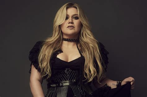 Kelly Clarkson Announces 'chemistry (deluxe)' Out in September
