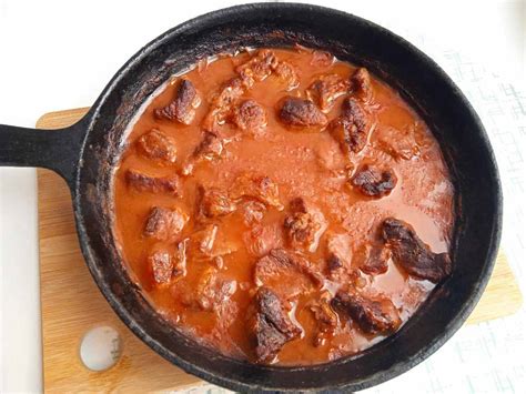 Как приготовить вкусный гуляш в духовке из говядины с подливкой ...