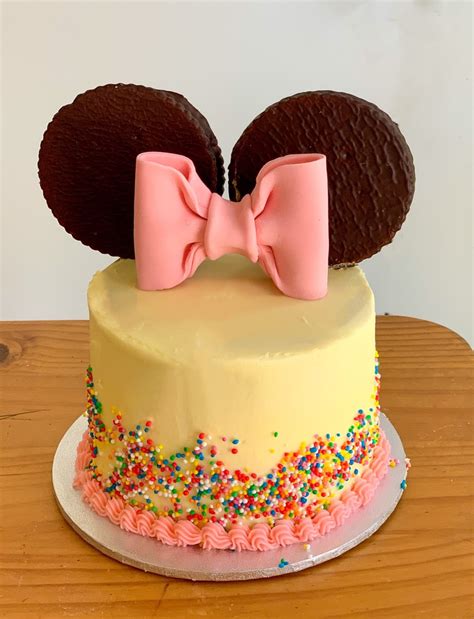 Minnie Mouse Cake | Ebony May Bakes