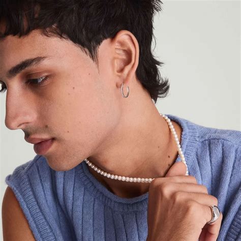How To Wear A Pearl Necklace In 2024, Fresh From The Runway