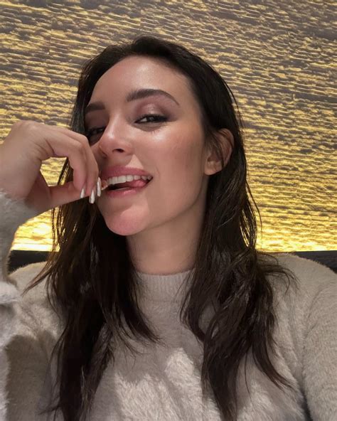 Daniela Flores | 🗻me gusta mucho el chocolate caliente | Instagram