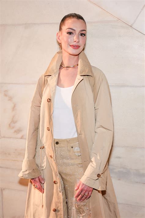 Au défilé Ralph Lauren, Anne Hathaway porte le collier que l'on verra