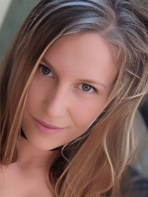 Xev Bellringer (Model) Wiki, Age, Height, Bio, Weight, Photos, Career