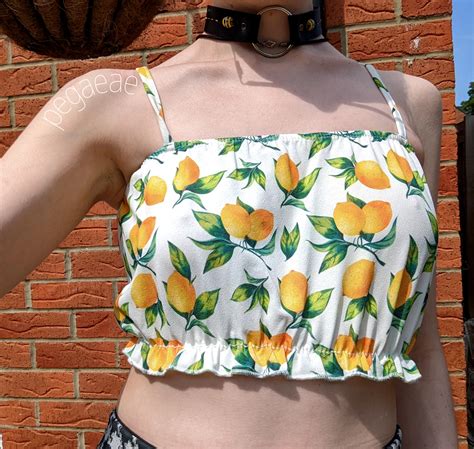Lemons, bumblebees, and perky pokey nips! 🍋🐝 : r/braless