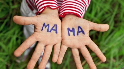Создать мем "мама папа, для любимой мамы, мама надпись на ладошках ...