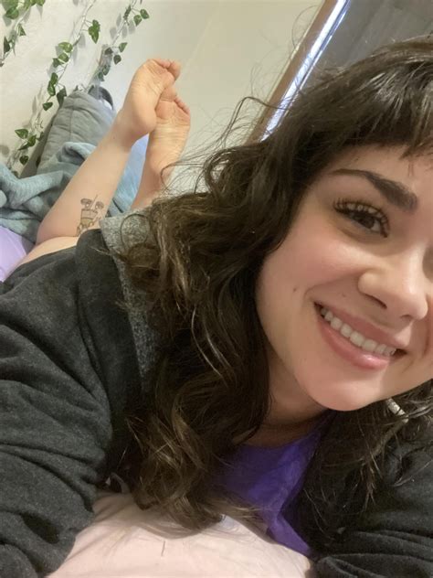 Cute face, cuter feet. Mommy can’t wait to spread for you : r/imOnlyFans