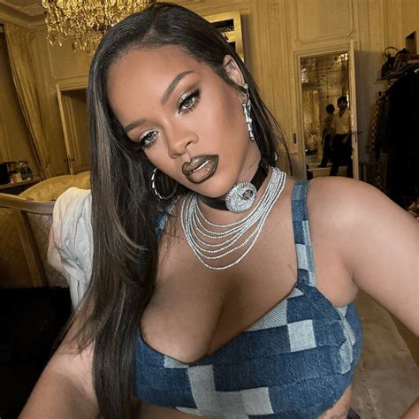 Rihanna Just Cosigned the Gothy Lip Liner Trend