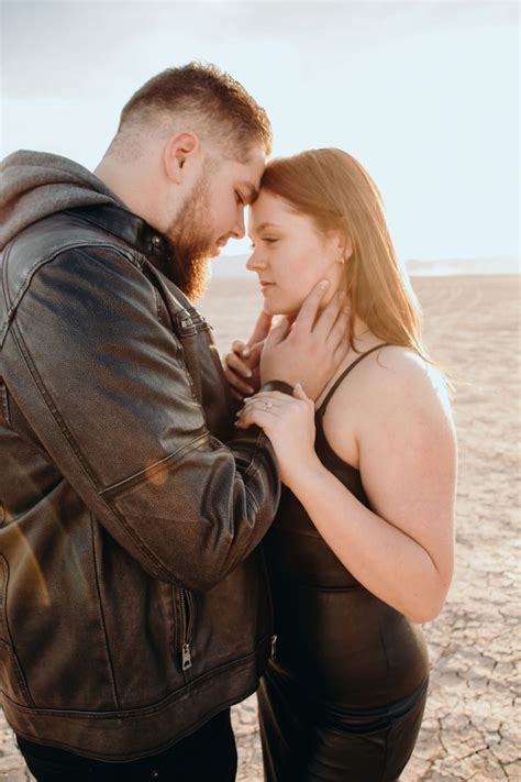 Engagement photoshoot poses | Photoshoot poses, Poses, Photoshoot