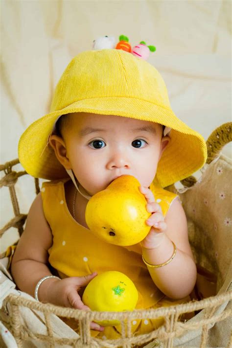 Free Printable Guide on 100 First Foods for Baby | Joyful Messes