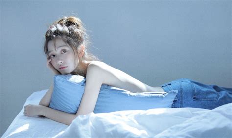 美女欣赏 - 极品尤物美女大胆露背诱惑床上写真