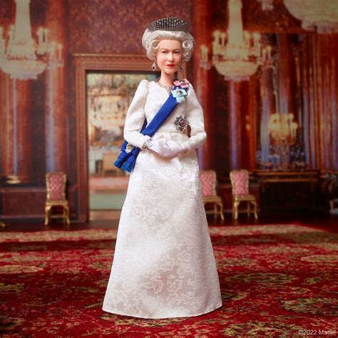 Mattel выпустил куклу в образе Елизаветы II — Wonderzine