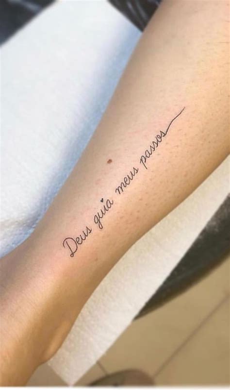Frases De Deus Tatuagem Feminina - tatuagem escrita deus feminina | Tatuagem, Frases para tatuagem ...