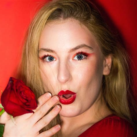 ABOUT ME | Phoebe Thompson