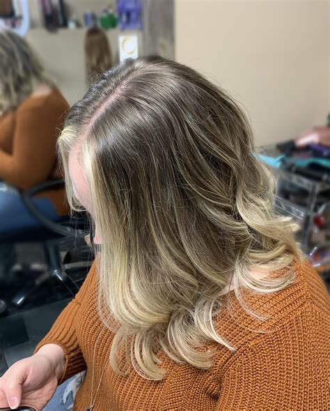 Why these medium length hairstyles for blondes are so low maintenance 5