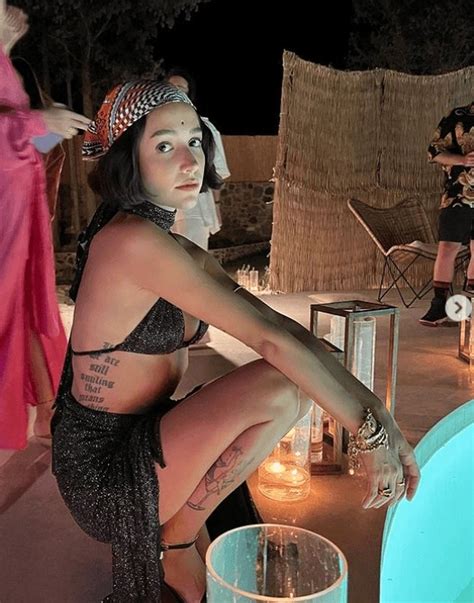 Cover Kraliçesi Zeynep Bastık'ın Ünlü Olmadan Önceki Estetiksiz Halini