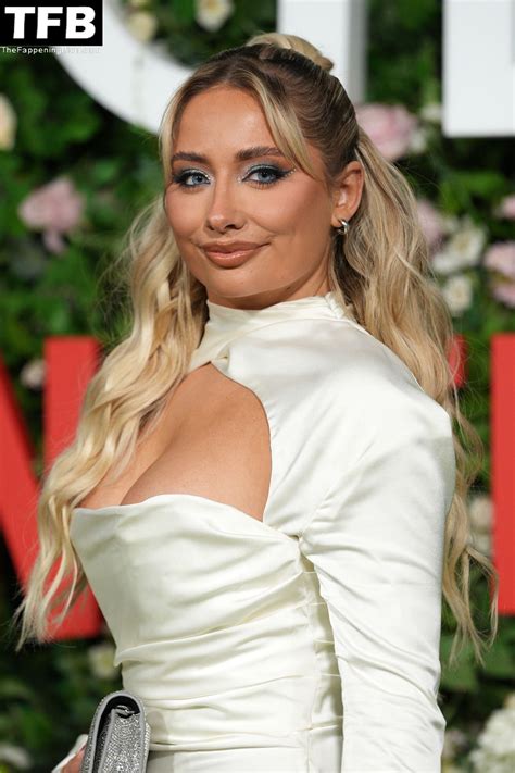 Saffron Barker Shows Off Her Sexy Tits at the ‘Bridgerton’ Season 2