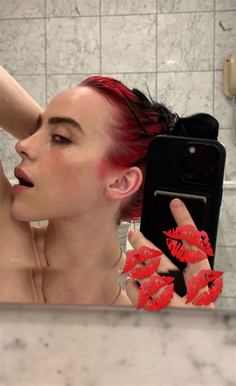 Billie Eilish Goes Back To Her Roots… Literally | Billie, Zwart haar