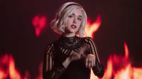 Sabrina baila hacia el infierno en el tráiler de su tercera temporada