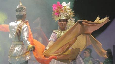 Tari Saronde Asal Gorontalo Meriahkan Festival Konasara HUT ke-17 ...