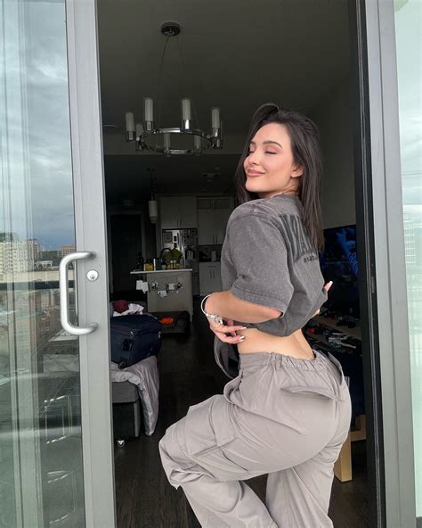 Daniela Flores | No quiero boneless, la verdad quiero pizza 🍕 | Instagram