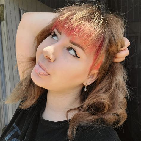 Hair stylists are debating the bold look of sideburns women 31