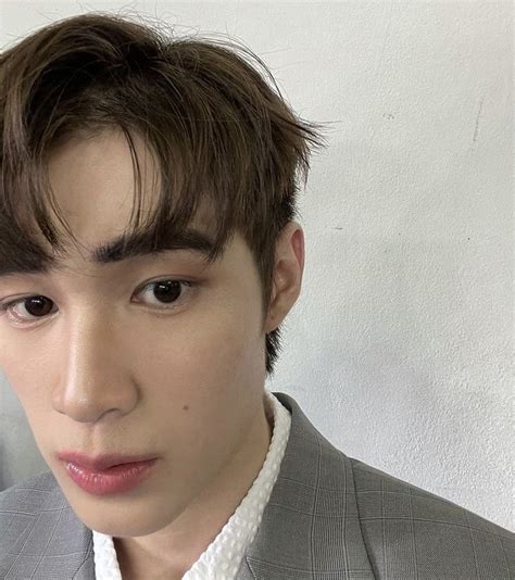 nat natasit nats cowok ganteng milk bottle baby