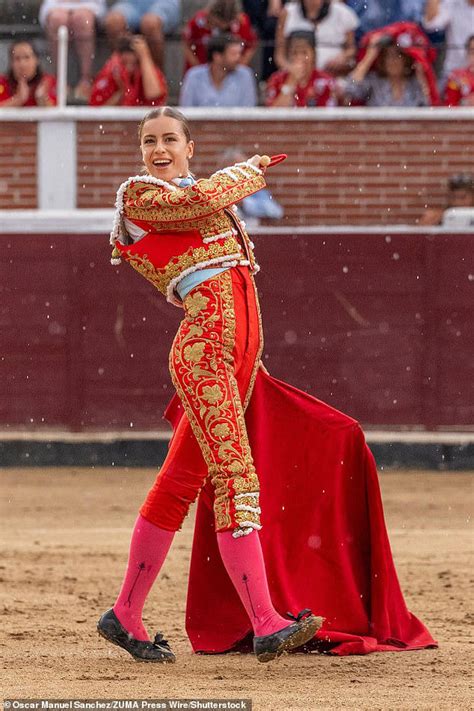 Como Se Escreve Mexo - Female bullfighter praised for her looks as well as her skill slays