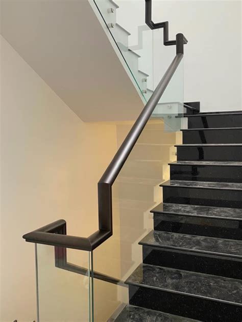 cau thang kinh tay vin nhom gia tot  nhom kinh vinh