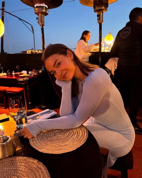 Laura Escanes, de viaje a Marruecos, señalan al fotógrafo que se