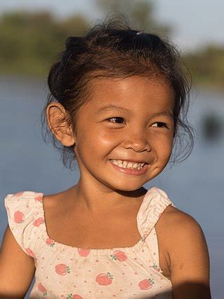 girl - गर्ल का अर्थ, मतलब, अनुवाद, उच्चारण