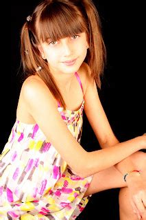 Angelina Teen Model: 13) PEQUENO GÉNIO - ESCADA