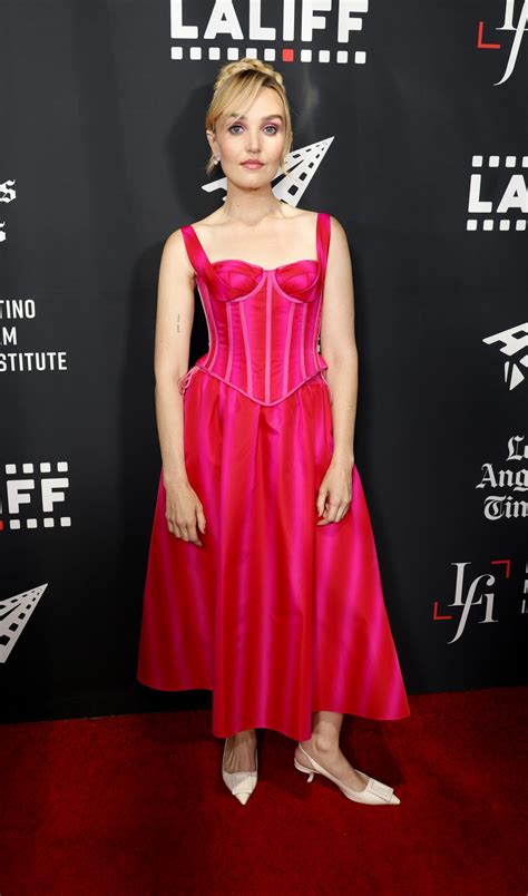 Chloe Fineman Net Worth in 2023 - Wiki, Age, Weight and Height