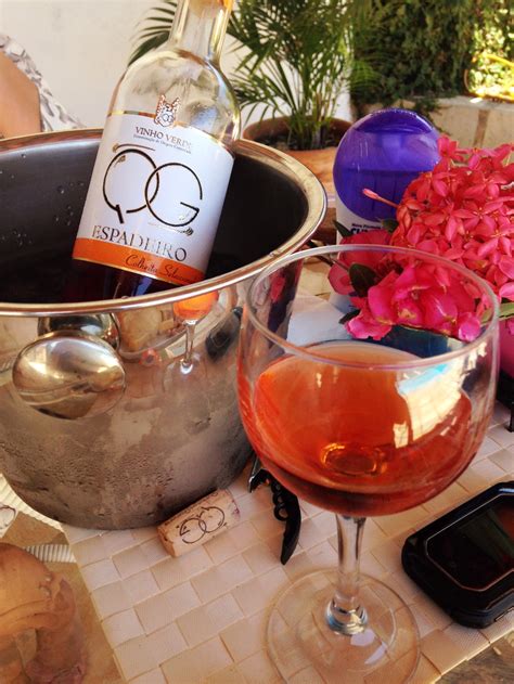 vinho verde rose na piscina