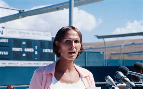 A primeira transgênero no esporte, tornou-se a primeira transexual a