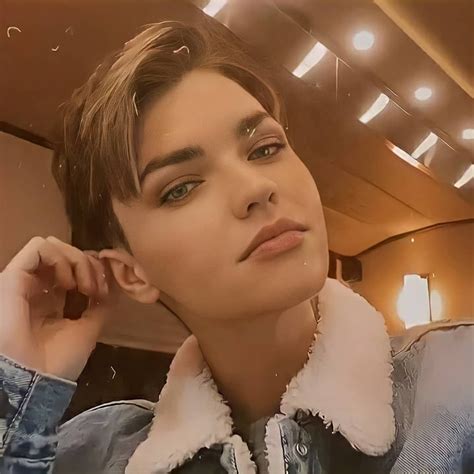 Pin de Camz 🌸 em Ruby Rose | Cabelo, Ruby rose, Atriz
