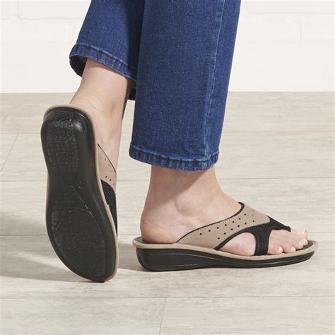 The Memory Foam Comfort Sandals - Hammacher Schlemmer