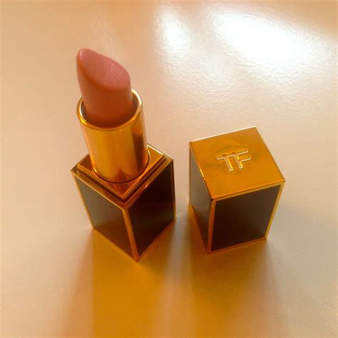 FLOATING THROUGH FASHION: TOM FORD NUDE VANILLE LIPSTICK REVIEW