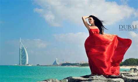 Обои брюнетка, позирует, fitness model, oxy konovalova, платье, красное