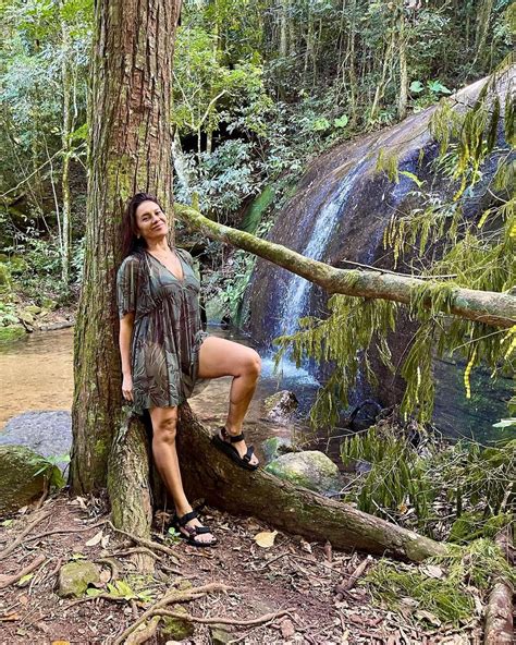 Dira Paes posa para ensaio em meio à natureza: 'camuflada de vida'