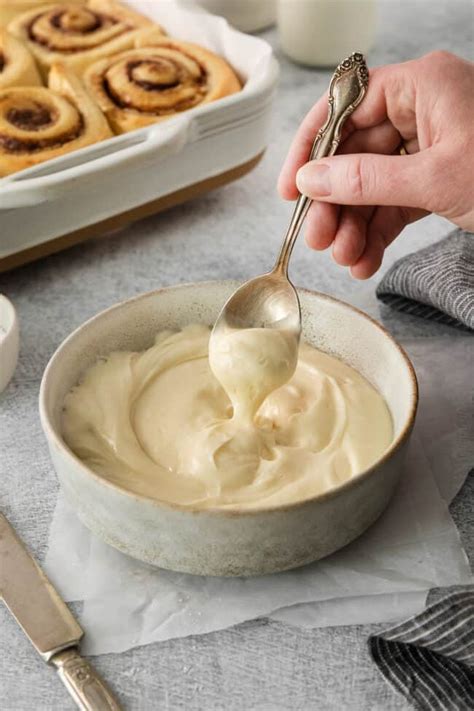 how to make cream cheese icing for cinnamon rolls