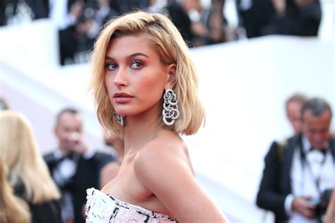 #876364 Hailey Baldwin, Armchair, Dress, Pose, Glance - Rare Gallery HD